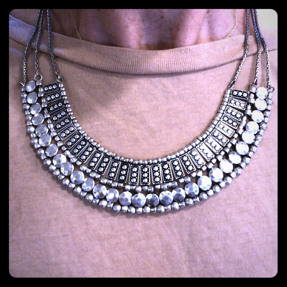 🍀Lucky NWT Silver Bib Necklace 16-18”.🤩